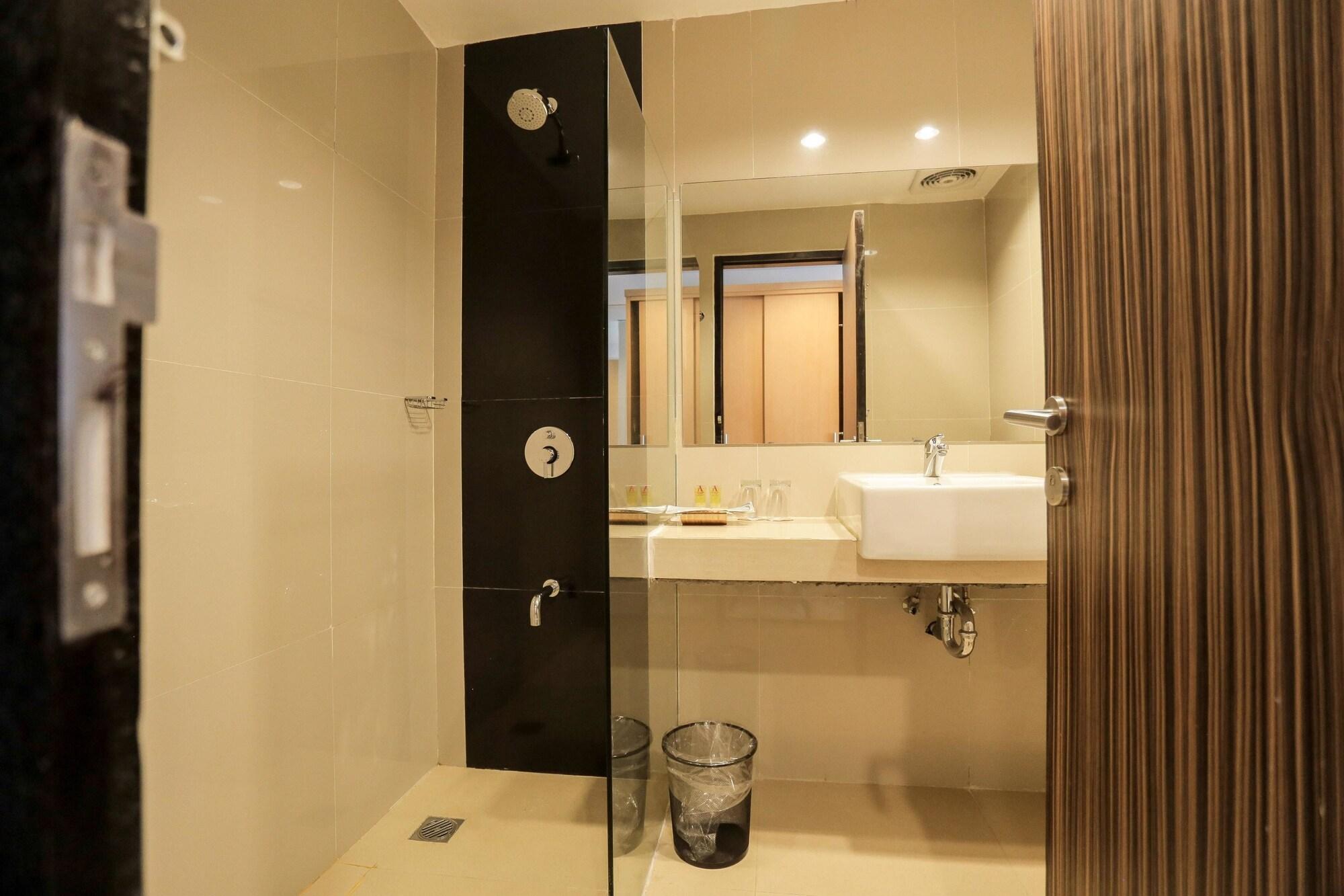 Grand Asia Hotel Makassar Buitenkant foto