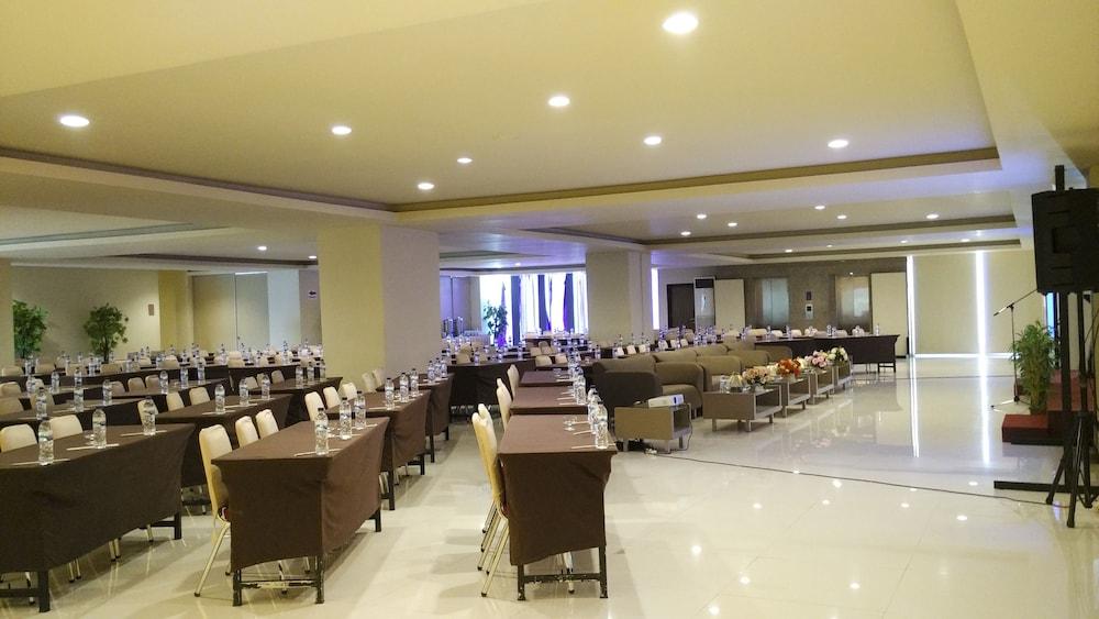 Grand Asia Hotel Makassar Buitenkant foto