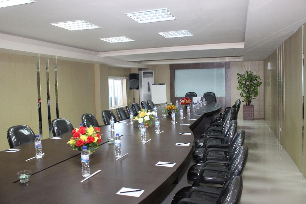 Grand Asia Hotel Makassar Buitenkant foto